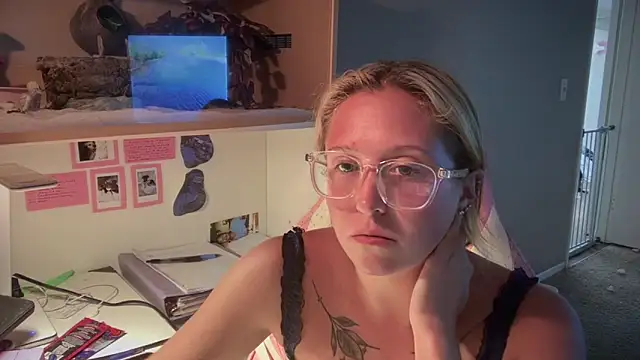 MUSCLEMOMMY1365 online show from April 26, 2026, 12:52 am