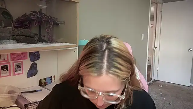 MUSCLEMOMMY1365 online show from April 26, 2026, 2:59 pm