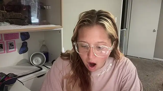 MUSCLEMOMMY1365 online show from April 28, 2026, 4:01 pm