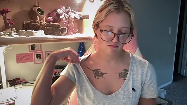 MUSCLEMOMMY1365 online show from June 12, 2026, 7:02 pm