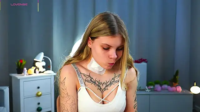 Snapshot of LesleeOpenshaw chatting on April 14, 2026, 2:45 pm LesleeOpenshaw online show from April 14, 2026, 2:45 pm