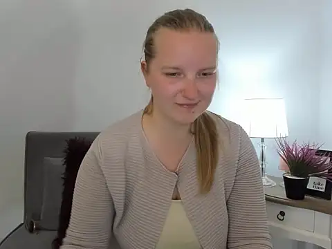 Snapshot of RoseTeacherX chatting on April 21, 2026, 5:28 pm RoseTeacherX online show from April 21, 2026, 5:28 pm