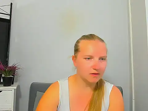 Snapshot of RoseTeacherX chatting on June 8, 2026, 5:35 pm RoseTeacherX online show from June 8, 2026, 5:35 pm