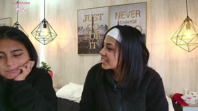 Serena and zoe online show from April 29, 2026, 12:48 am