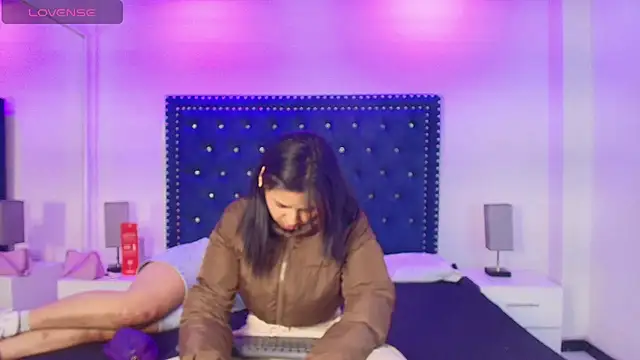 Serena and zoe online show from May 5, 2026, 7:33 pm