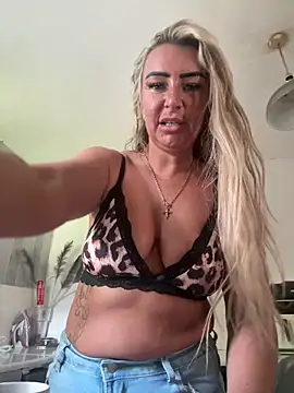 Naughtyhousewife x online show from May 18, 2026, 10:21 am