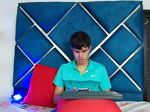 EdwinBoys online show from May 1, 2026, 1:48 pm