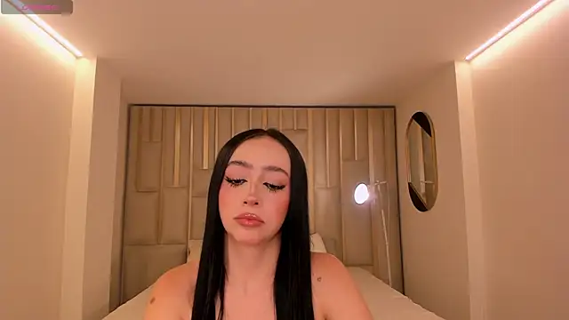 PaulineSanz online show from June 25, 2026, 7:07 pm
