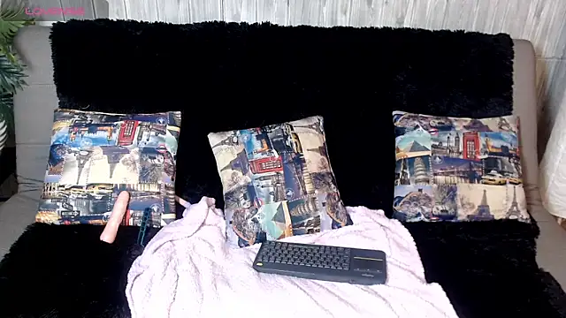 Luna  Cortez online show from April 27, 2026, 12:58 pm