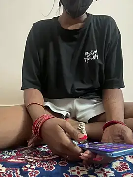 hoty-lovely online show from April 16, 2026, 6:52 pm