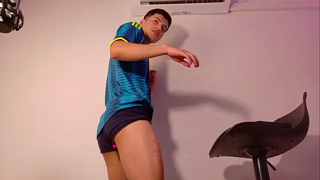 LeoTease online show from June 24, 2026, 7:13 pm