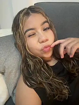 Snapshot of M1la_18 chatting on June 25, 2026, 4:34 am M1la 18 online show from June 25, 2026, 4:34 am