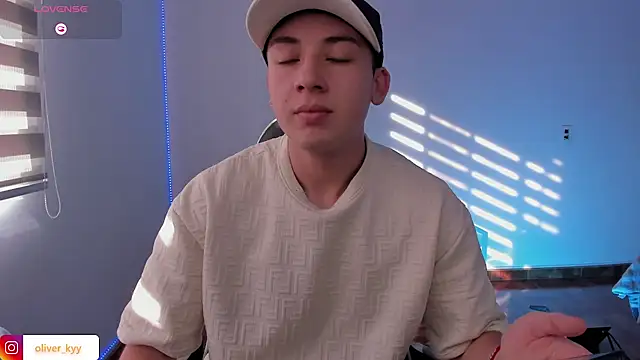 Snapshot of OLIVER_K chatting on May 19, 2026, 9:43 pm OLIVER K online show from May 19, 2026, 9:43 pm