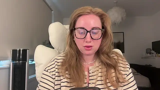 arielsweetieee online show from May 18, 2026, 6:08 am