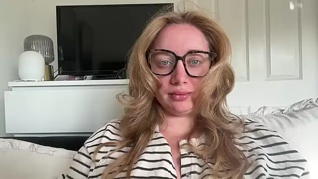 arielsweetieee online show from June 13, 2026, 6:44 am