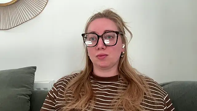 arielsweetieee online show from June 14, 2026, 7:43 am