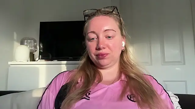 arielsweetieee online show from June 15, 2026, 4:58 am