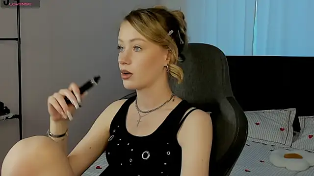 Snapshot of EvaHamilton chatting on May 3, 2026, 1:11 am EvaHamilton online show from May 3, 2026, 1:11 am