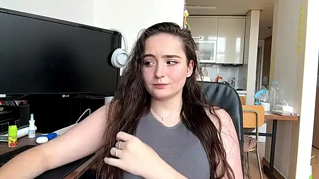 Emilly Cart online show from June 4, 2026, 3:12 am