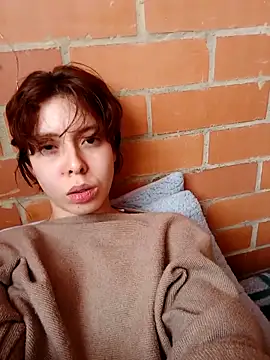 yiuu22222 online show from April 22, 2026, 8:21 pm