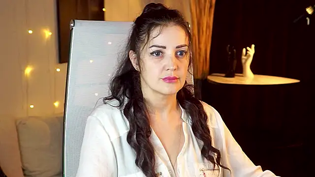 Snapshot of AureliaVane chatting on May 23, 2026, 6:23 pm AureliaVane online show from May 23, 2026, 6:23 pm