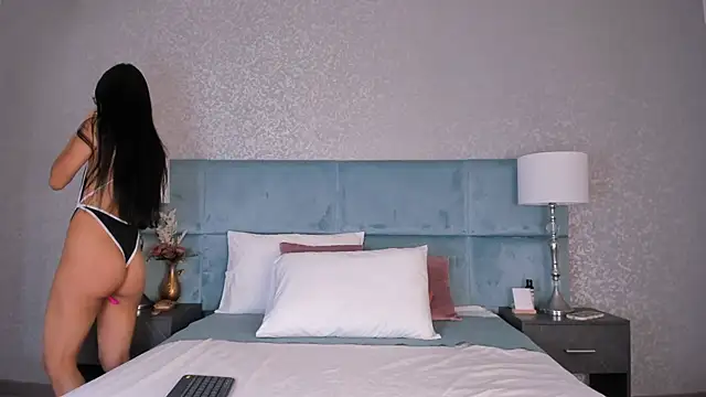 Larissa Luna online show from May 27, 2026, 12:24 pm