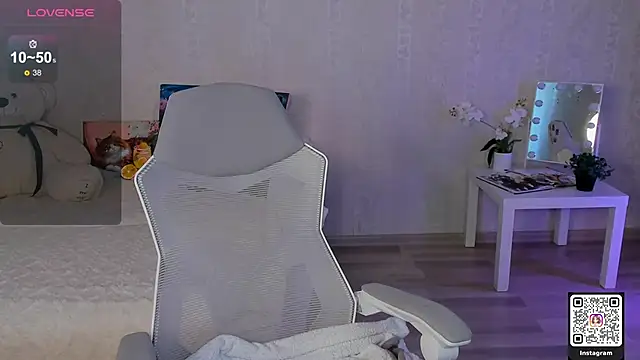 LinnLove online show from May 20, 2026, 6:52 am