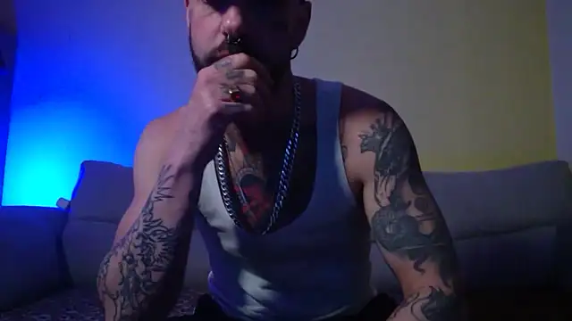Snapshot of DuroHustler chatting on May 5, 2026, 8:28 pm DuroHustler online show from May 5, 2026, 8:28 pm