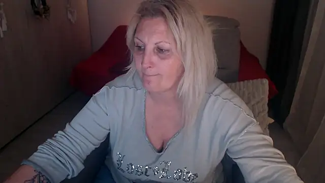 Divineblond online show from April 1, 2026, 9:34 pm