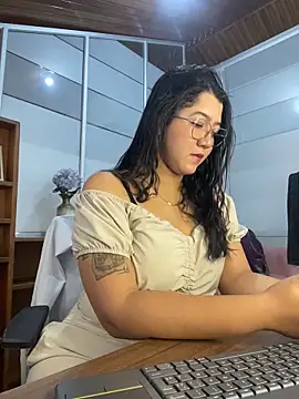 Chloe Thomsoon  online show from May 31, 2026, 11:50 am