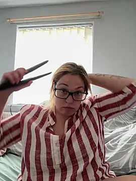 SecretRavenXO online show from May 20, 2026, 2:23 pm