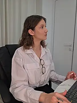 Aria Alves online show from July 7, 2026, 4:44 pm