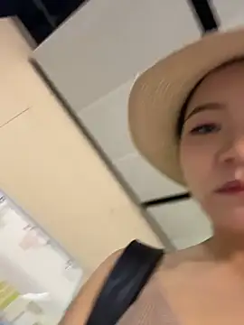 xiaochengzi505 online show from July 20, 2026, 1:42 am
