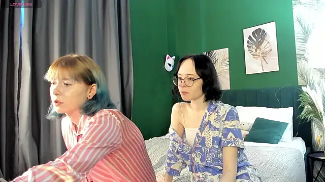 Lilac-Muse online show from May 18, 2026, 3:24 am