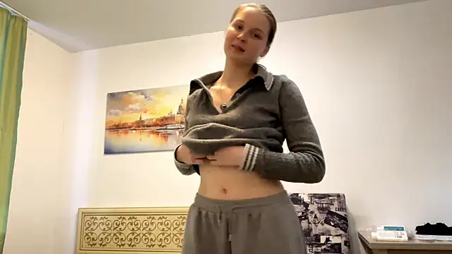 LongChillGerl online show from May 13, 2026, 12:57 pm