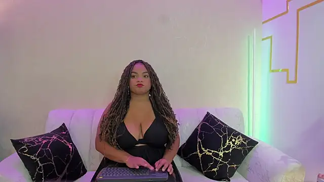 CoralJhonss online show from May 3, 2026, 12:11 pm