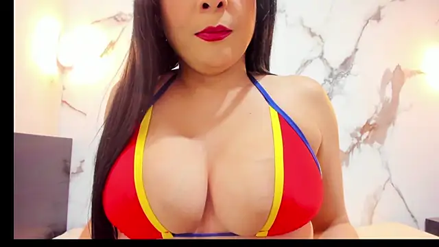 LauraCollinss online show from June 17, 2026, 4:26 am