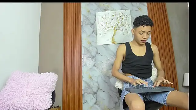 LOVE GUYS1 online show from June 1, 2026, 1:24 pm