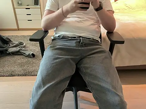 hotbiboy2003 online show from April 28, 2026, 2:00 pm