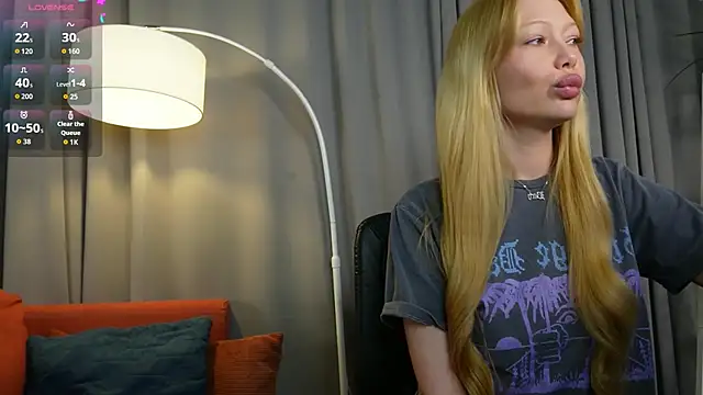  Mila Luna  online show from May 29, 2026, 9:02 pm