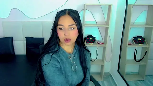 GiannaHott online show from April 30, 2026, 12:00 pm