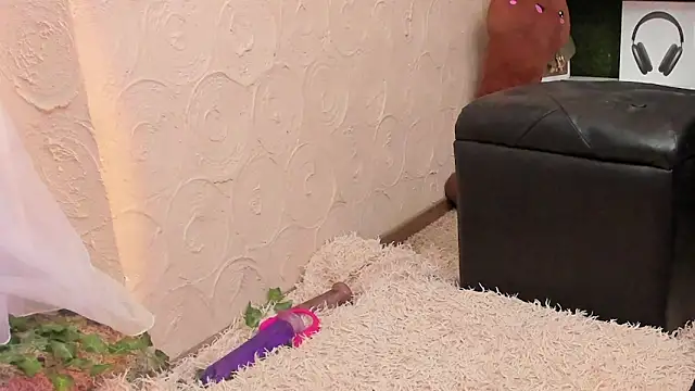 lililiana online show from May 10, 2026, 7:46 am