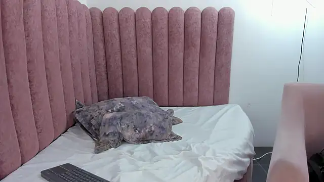 CoralRuiz online show from May 5, 2026, 8:06 pm