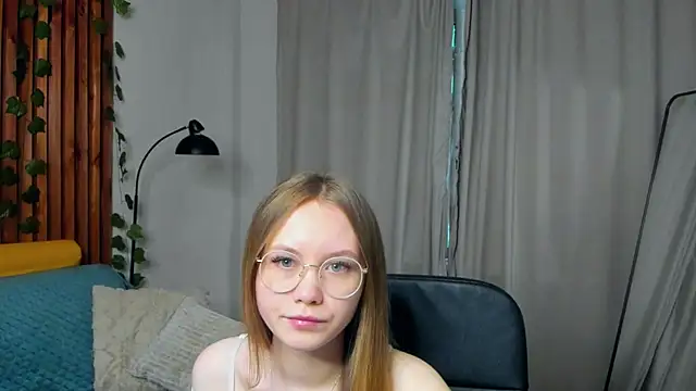 Snapshot of FloraLarsson chatting on May 14, 2026, 3:35 am FloraLarsson online show from May 14, 2026, 3:35 am