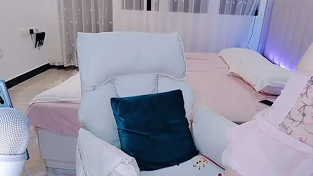 cute iiii online show from May 9, 2026, 11:26 am