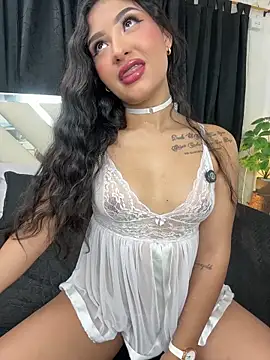 Snapshot of SabrinaX_X chatting on May 4, 2026, 9:33 pm SabrinaX X online show from May 4, 2026, 9:33 pm