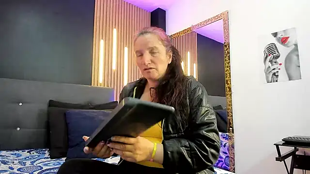 CloeMature online show from August 5, 2026, 2:36 am