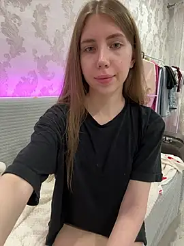 Snapshot of EvaAkiins chatting on June 2, 2026, 6:43 pm EvaAkiins online show from June 2, 2026, 6:43 pm