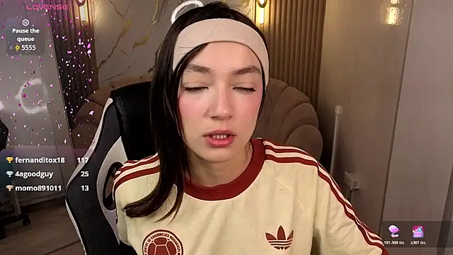 Cinnamon b online show from July 3, 2026, 7:53 pm