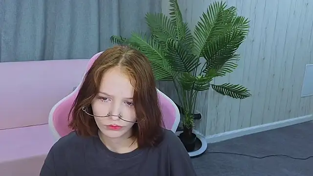 Snapshot of AliceJohansone chatting on May 24, 2026, 1:21 am AliceJohansone online show from May 24, 2026, 1:21 am